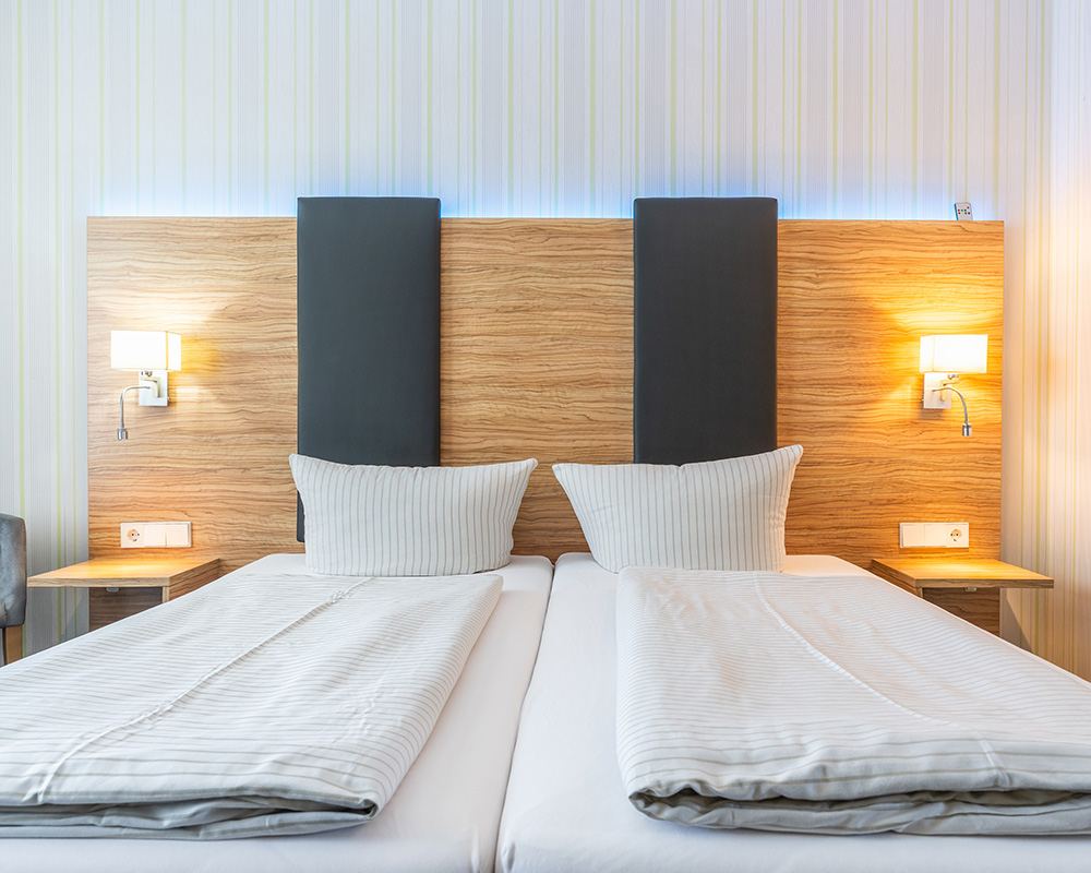 Blick in ein Hotelzimmer des Seehotel Forst in Bruchsal