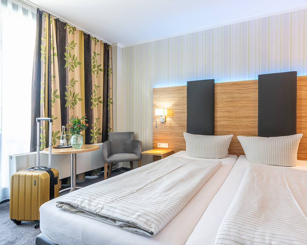 Blick in ein Hotelzimmer des Seehotel Forst in Bruchsal