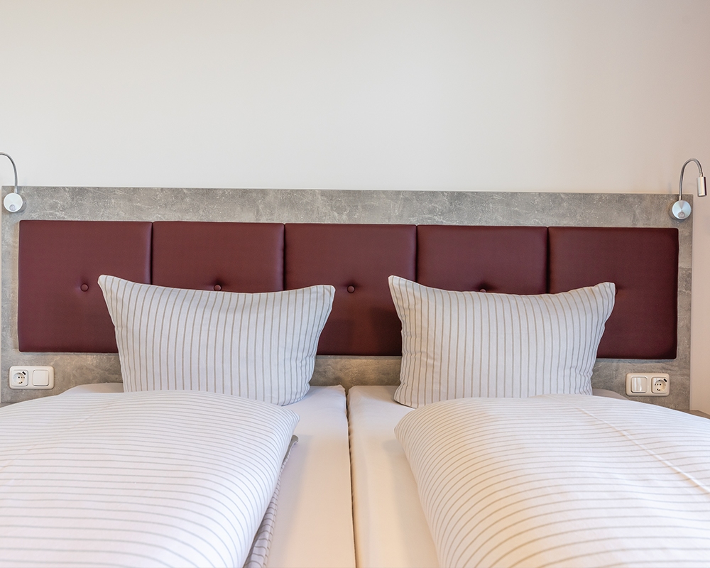 Bett in einem Hotelzimmer des Seehotel Forst in Bruchsal