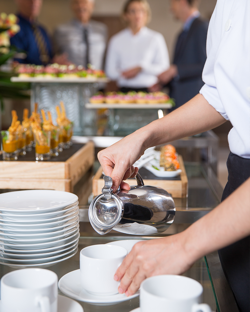 Imagebild Tagung: aufgebautes Buffet an welchem Kaffee eingeschenkt wird für das zubuchbare Catering