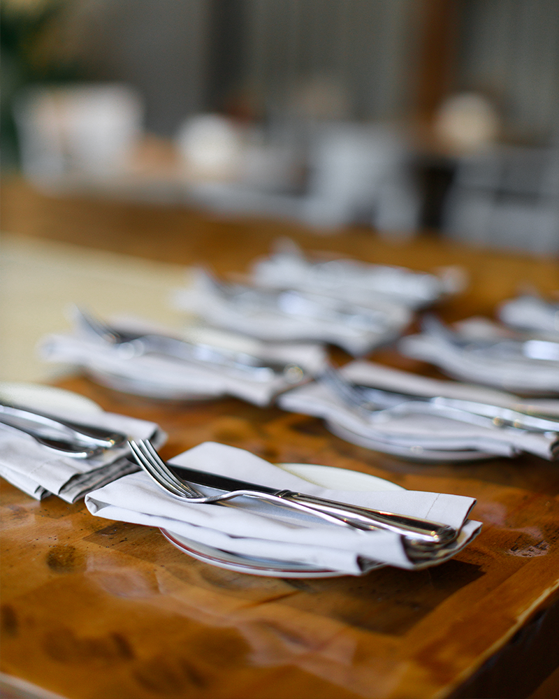 Imagebild Tagung: eingedeckte Teller für das zubuchbare Catering